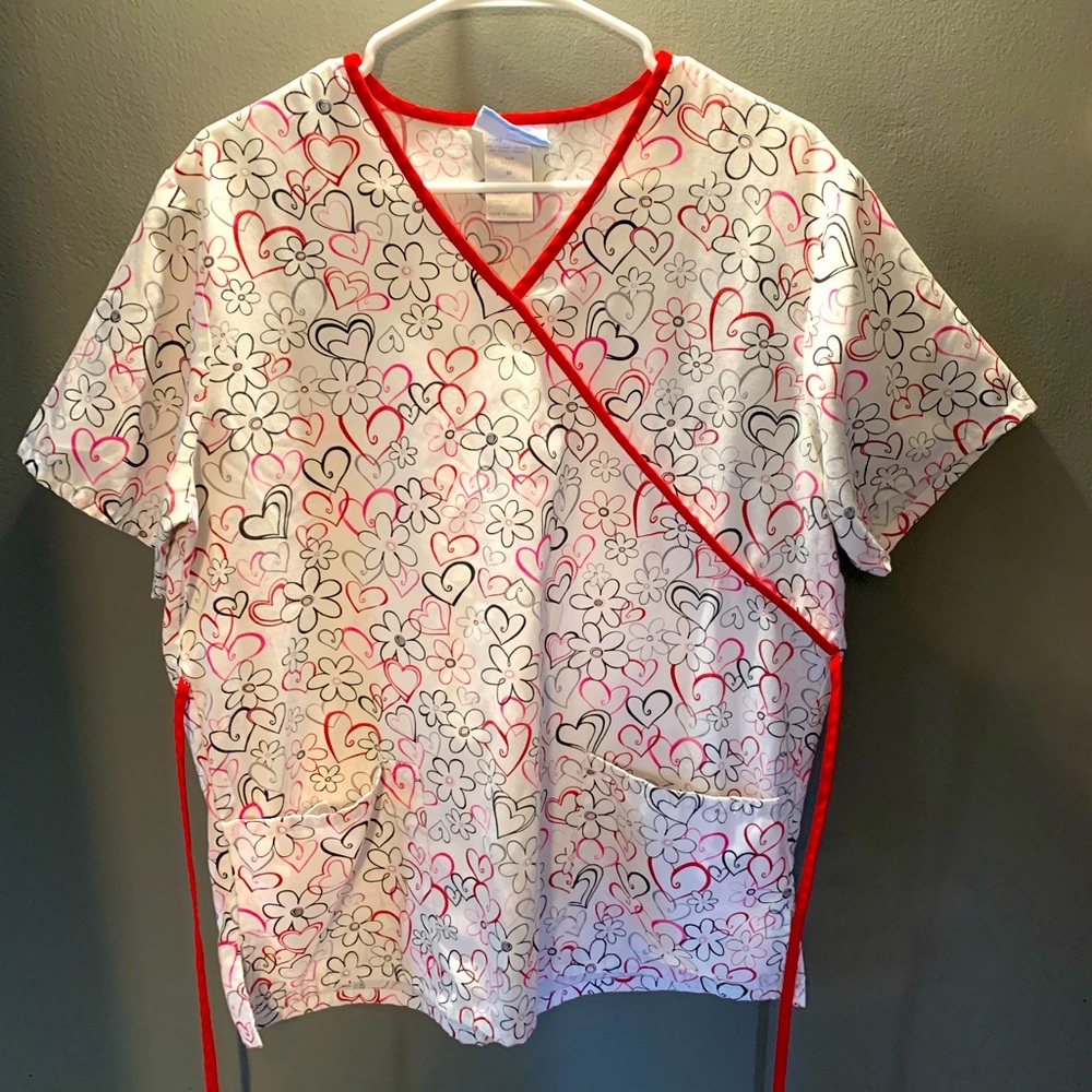 SB Scrubs flower and heart scrub top size M
